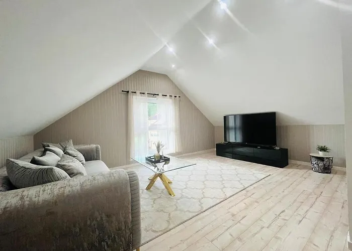Spacious In Quiet Surroundings *